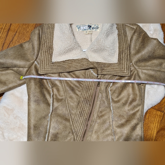 Womans Sherpa Jacket,Tan & White w/ Pytho Pattern - Picture 7 of 11